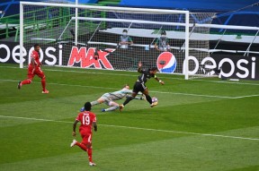 万博足球官网-西亚卡姆重返赛场，败北首场状态出色，阿森纳观众沸腾！再创辉煌时刻-万博足球官网