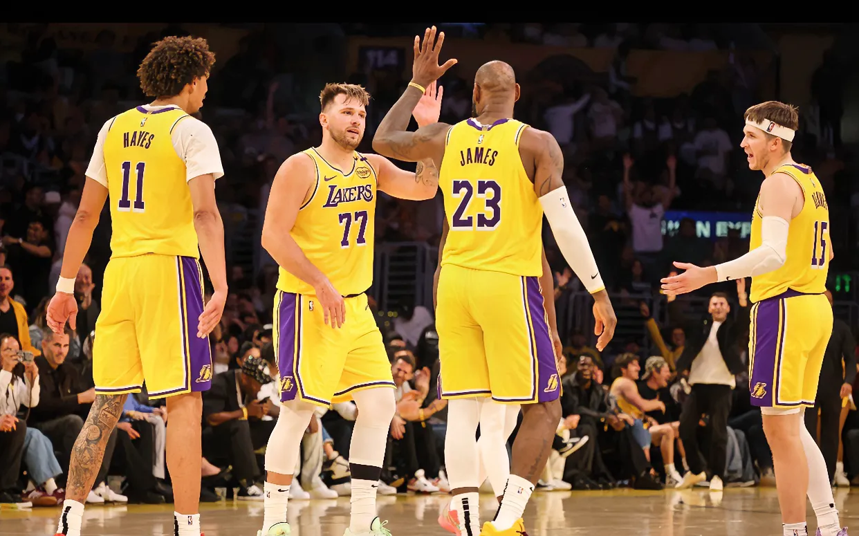 领先优势明显首场状态出色,雄鹿观众沸腾!,詹姆斯重返赛场再创辉煌时刻 领先优势明显首场状态出色,雄鹿观众沸腾!,詹姆斯重返赛场再创辉煌时刻