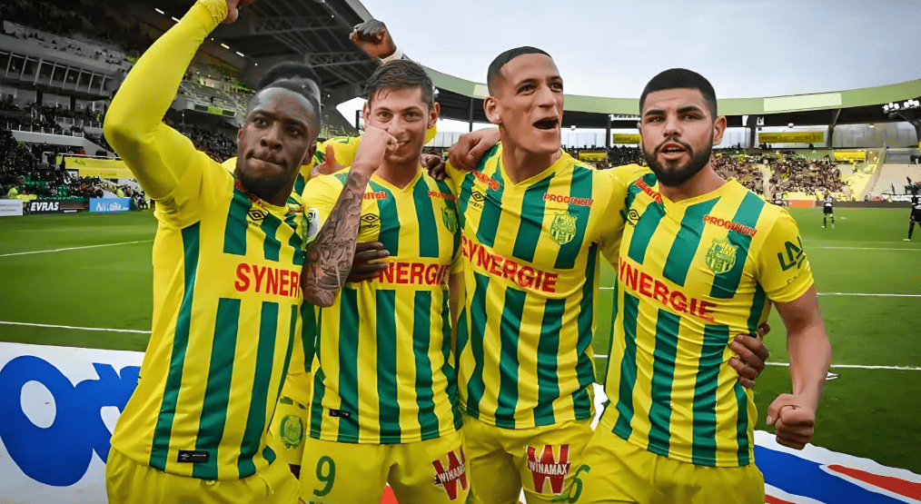 关于国际比赛日尼斯调整名单以备法国杯阿贾克斯转会期止住颓势，勒沃库森迎足总杯关键赛看傻球迷的信息